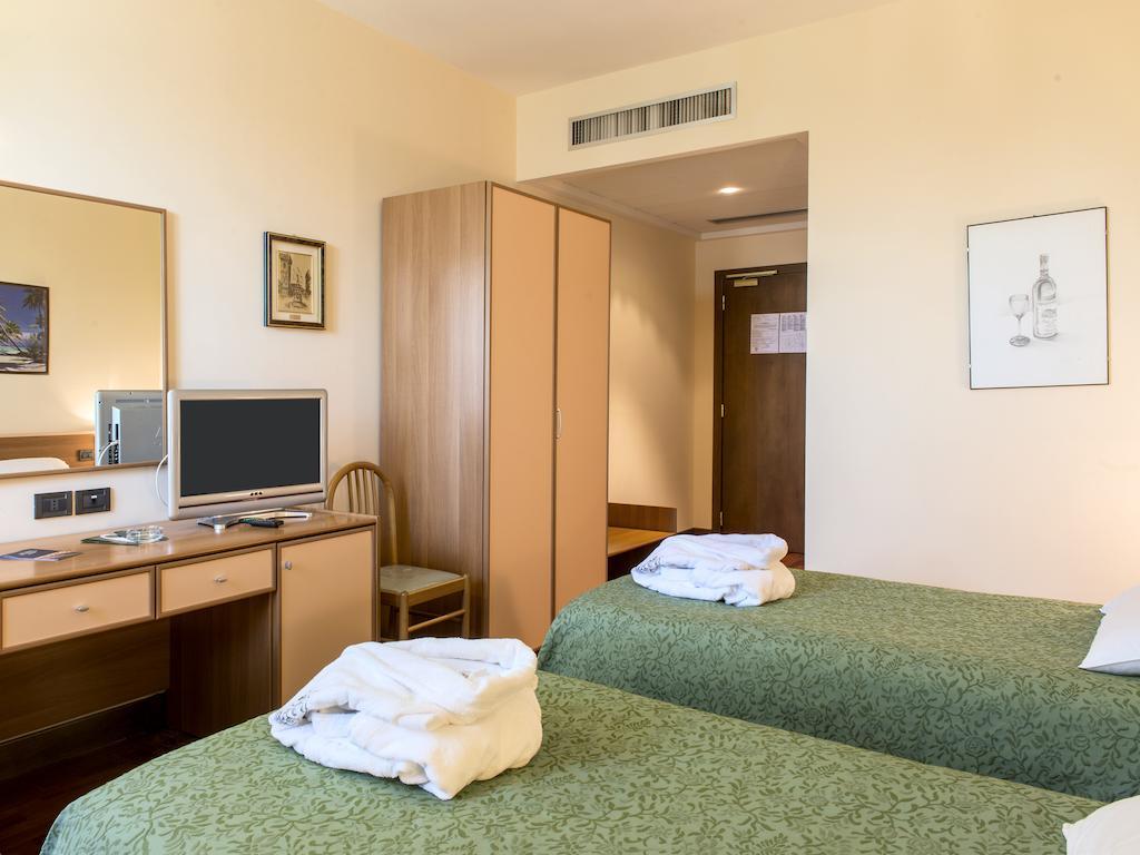 Hotel Torresi Potenza Picena Cameră foto
